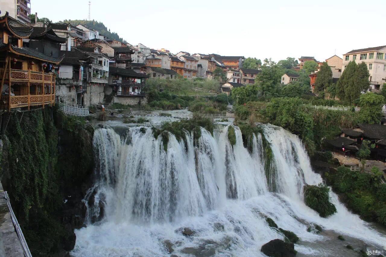 一座掛在瀑布上的古鎮(zhèn)，水靈地靈芙蓉鎮(zhèn)