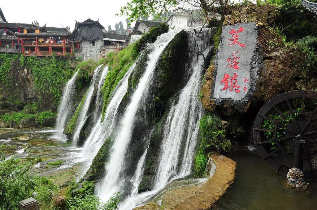 一座掛在瀑布上的古鎮(zhèn)，水靈地靈芙蓉鎮(zhèn)