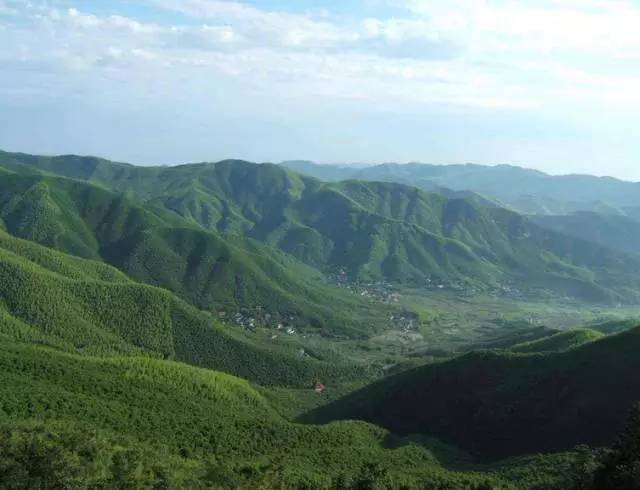 木葉夏民宿，云天收夏色木葉動秋聲