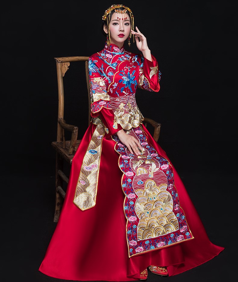 古典花紋刺繡中式禮服，新娘結(jié)婚禮服