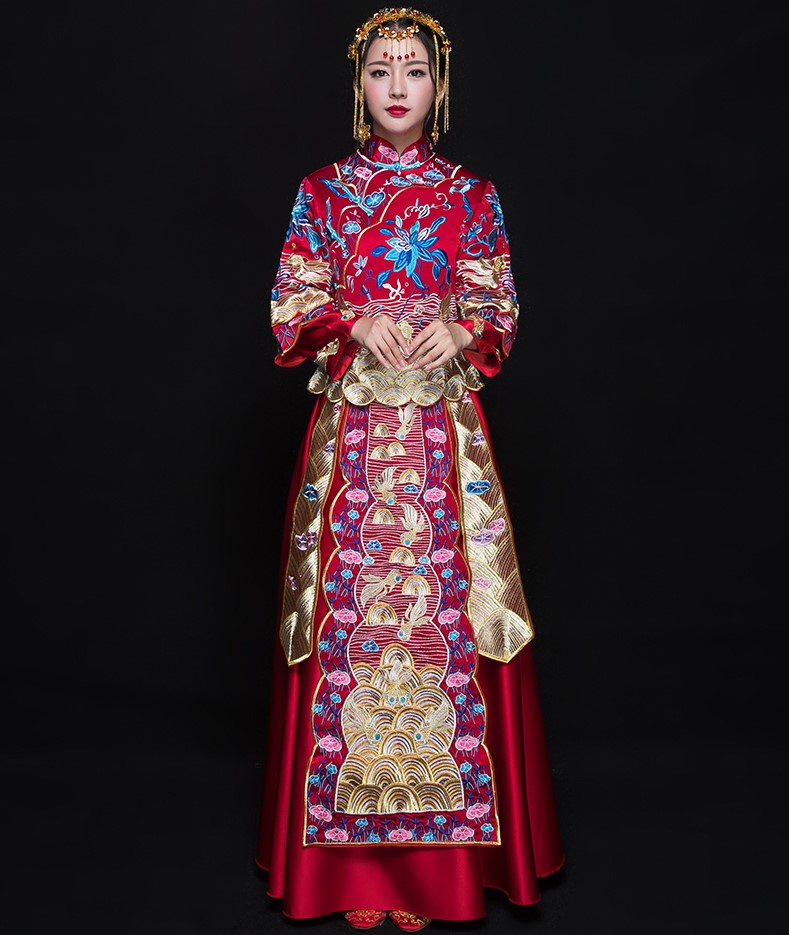 古典花紋刺繡中式禮服，新娘結(jié)婚禮服