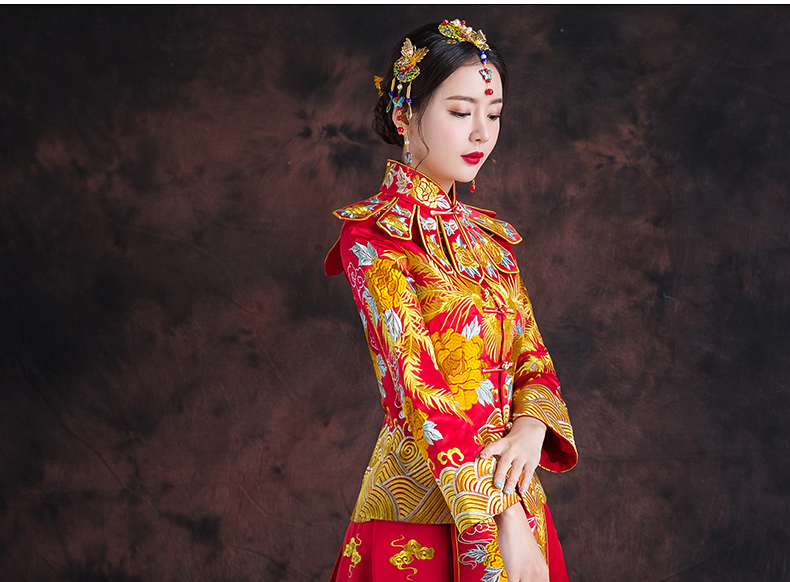 紅色長(zhǎng)款拖尾中式禮服，精美刺繡新娘結(jié)婚禮服