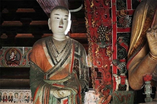 平遙鎮(zhèn)國(guó)古寺華美彩塑