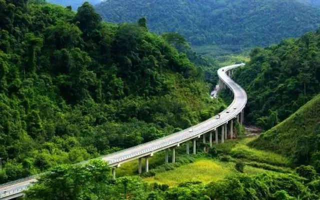 十條最適合自駕出游的中國(guó)風(fēng)景公路，一路美景