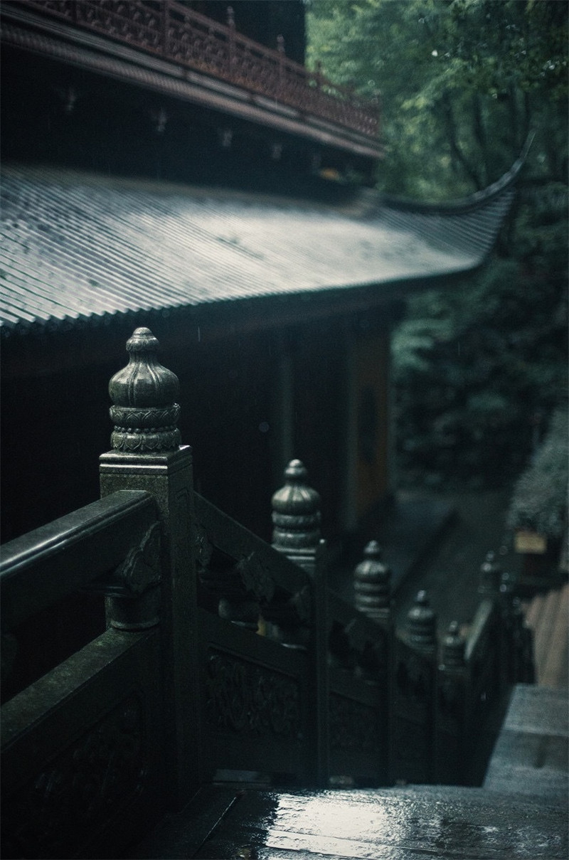 山中寺廟林間美景