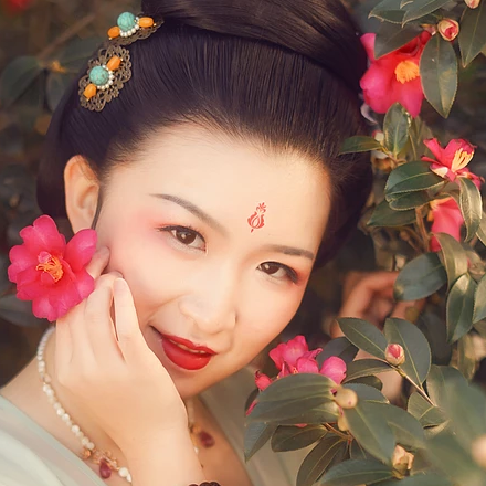 嬌艷紅花帶團扇女生頭像：唯美古風(fēng)真人頭像