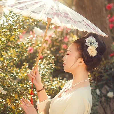 嬌艷紅花帶團扇女生頭像：唯美古風(fēng)真人頭像