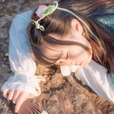 淡綠清新帶團扇女生頭像，唯美古風真人頭像