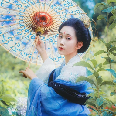 藍顏花艷帶傘女生頭像，唯美古風真人頭像