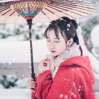 身紅披風(fēng)持傘賞雪女生頭像，唯美古風(fēng)真人頭像