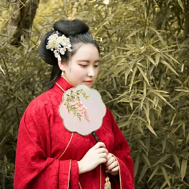 紅衣持團(tuán)扇女生頭像，唯美古風(fēng)真人頭像