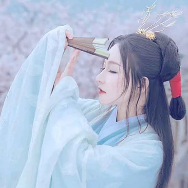 淡雅櫻花帶折扇女生頭像，唯美古風(fēng)真人頭像