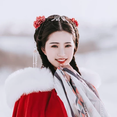 風雪中紅披風女生頭像，唯美古風真人頭像