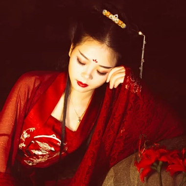 夜晚彼岸花紅衣女生頭像，唯美古風(fēng)真人頭像