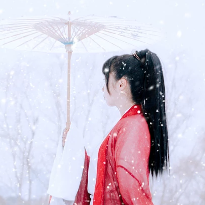 初雪紅衣俠客女生頭像，唯美古風(fēng)真人頭像