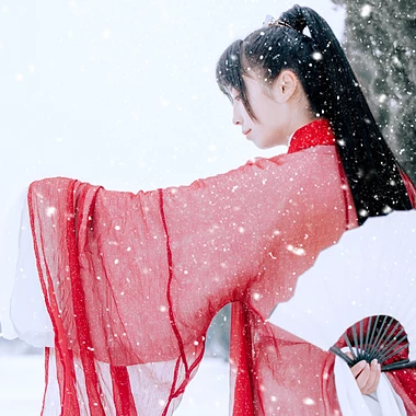 初雪紅衣俠客女生頭像，唯美古風(fēng)真人頭像