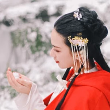 寒雪紅披風女生頭像，唯美古風真人頭像