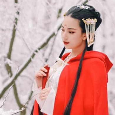 寒雪紅披風女生頭像，唯美古風真人頭像