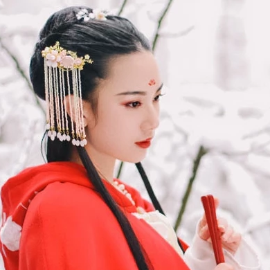 寒雪紅披風(fēng)女生頭像，唯美古風(fēng)真人頭像