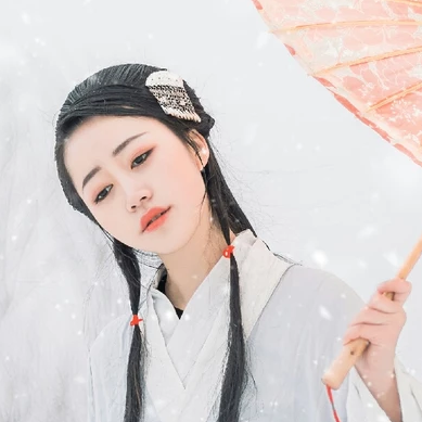 白衣素雪帶傘女生頭像，唯美古風(fēng)真人頭像