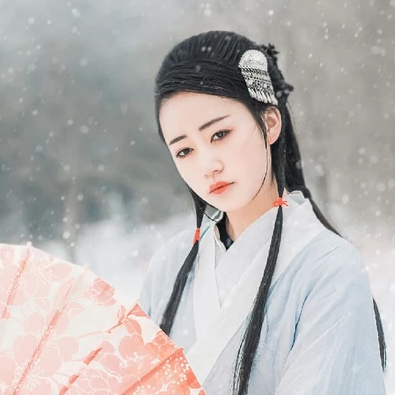 白衣素雪帶傘女生頭像，唯美古風(fēng)真人頭像