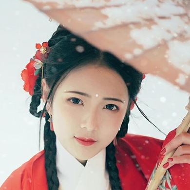 冷艷紅衣白雪女生頭像，唯美古風(fēng)真人頭像