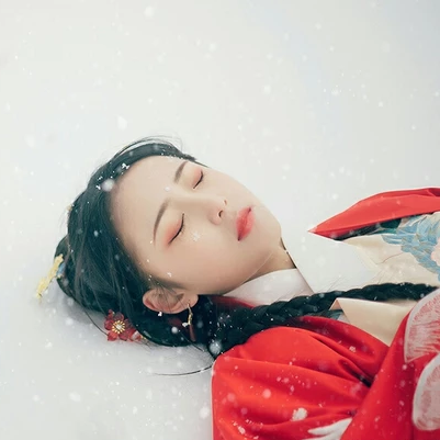 冷艷紅衣白雪女生頭像，唯美古風(fēng)真人頭像