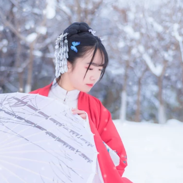 白雪紅衣女生頭像，唯美古風(fēng)真人頭像