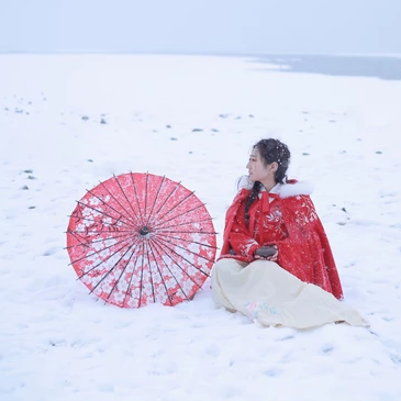 雪飄飄紅衣帶傘女生頭像，唯美古風真人頭像