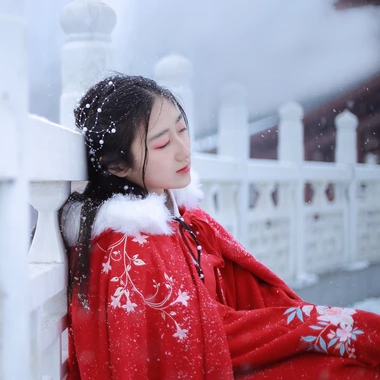 雪飄飄紅衣帶傘女生頭像，唯美古風真人頭像