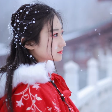 雪飄飄紅衣帶傘女生頭像，唯美古風真人頭像