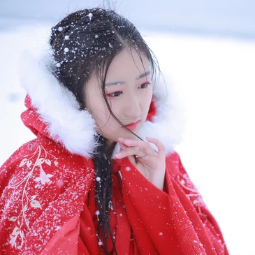 雪飄飄紅衣帶傘女生頭像，唯美古風真人頭像