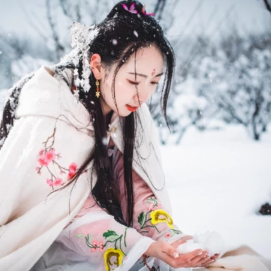 雪地帶披風(fēng)女生頭像，唯美古風(fēng)真人頭像