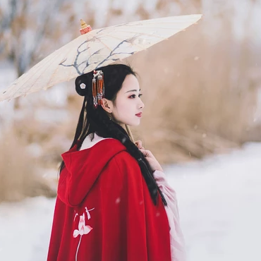 初雪紅披風(fēng)帶傘女生頭像，唯美古風(fēng)真人頭像