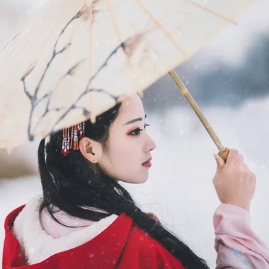 初雪紅披風(fēng)帶傘女生頭像，唯美古風(fēng)真人頭像