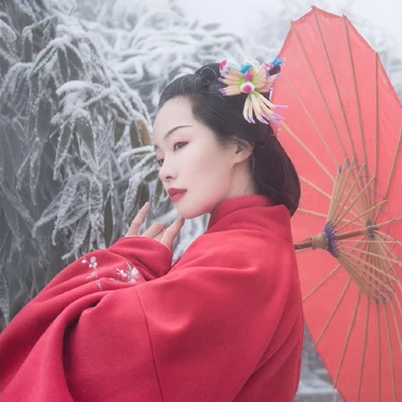 梅花雪紅衣女生頭像，唯美古風(fēng)真人頭像