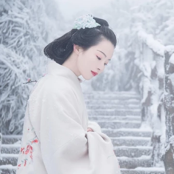 梅花雪紅衣女生頭像，唯美古風(fēng)真人頭像