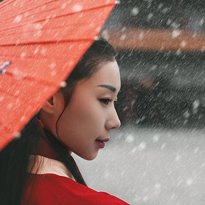 雪紛紛紅衣帶傘女生頭像，唯美古風真人頭像