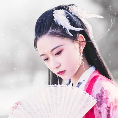 雪仙子紅衣帶折扇女生頭像，唯美古風(fēng)真人頭像