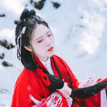 紅衣雪景女生頭像，唯美古風(fēng)真人頭像