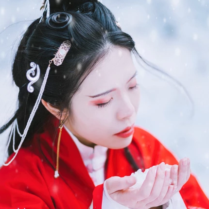 紅衣雪景女生頭像，唯美古風(fēng)真人頭像