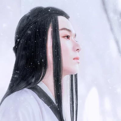 雪景翩翩公子帶折扇頭像，唯美古風(fēng)真人頭像