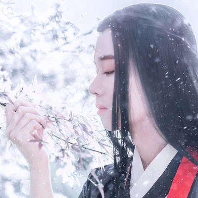 雪景翩翩公子帶折扇頭像，唯美古風(fēng)真人頭像