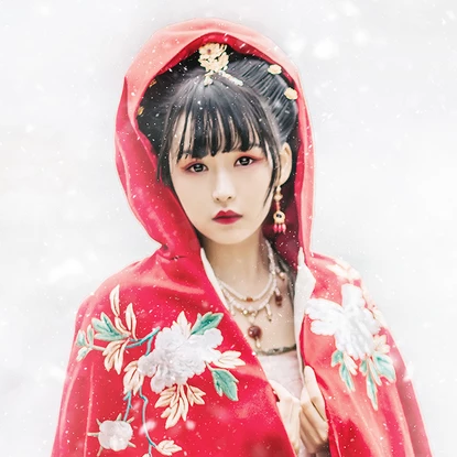 雪花飛舞紅衣女生頭像，唯美古風(fēng)真人頭像