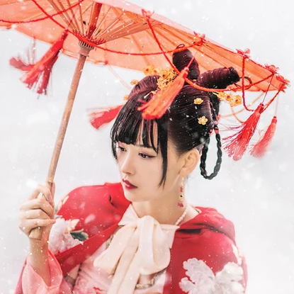 雪花飛舞紅衣女生頭像，唯美古風真人頭像