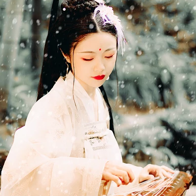 羽毛下雪白衣女生頭像，唯美古風(fēng)真人頭像