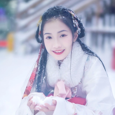 雪中團(tuán)花帶傘女子頭像，唯美古真人頭像