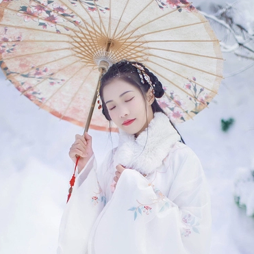 雪中團(tuán)花帶傘女子頭像，唯美古真人頭像