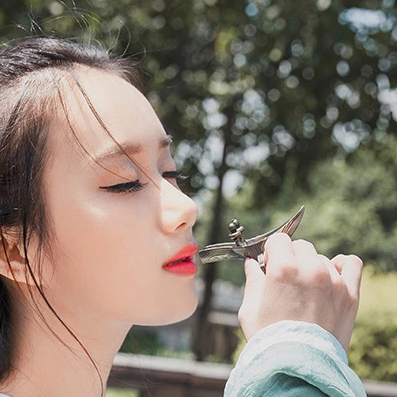 素衣女生喝酒頭像，唯美古風(fēng)真人頭像