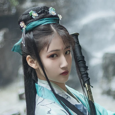 青玉流帶劍少女頭像，唯美古風(fēng)真人頭像